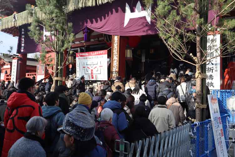 浅草寺の初詣　3日間で約300万人の参拝者