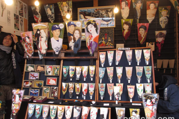 浅草寺で羽子板市が行われました