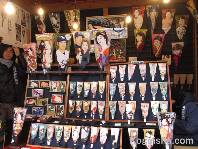 浅草寺で羽子板市が行われました
